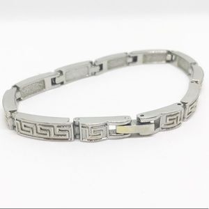 Silver tone link bracelet with geometric design
